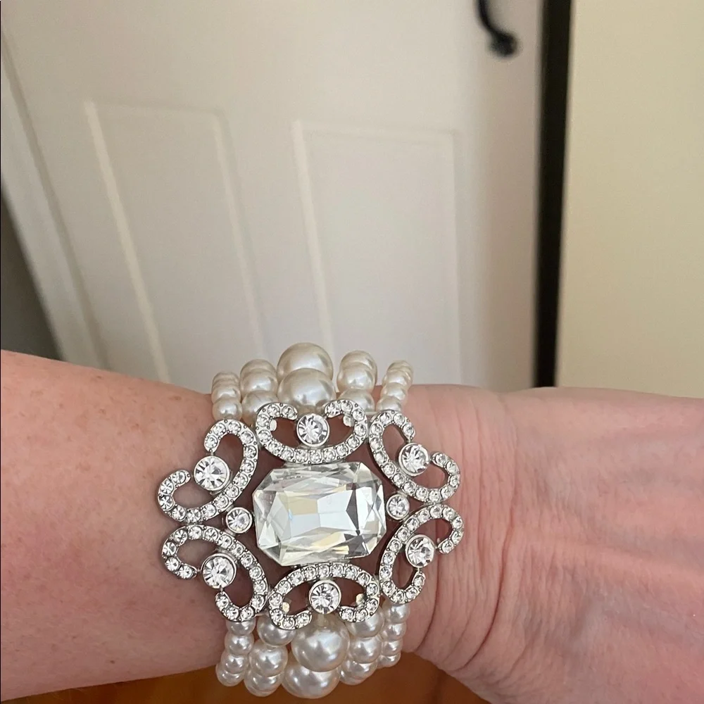 Paparazzi White Pearl and Silver Crystal stretch bracelet. - Picture 4 of 5